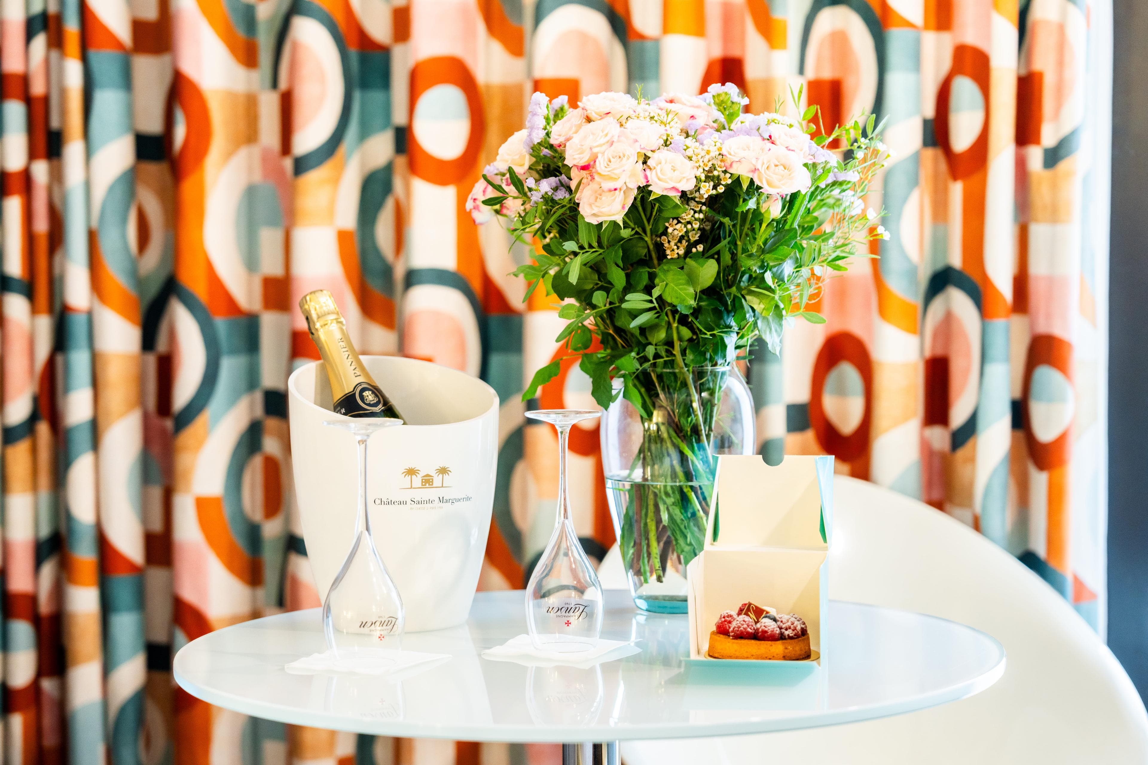 7 Eiffel Hotel by Malone