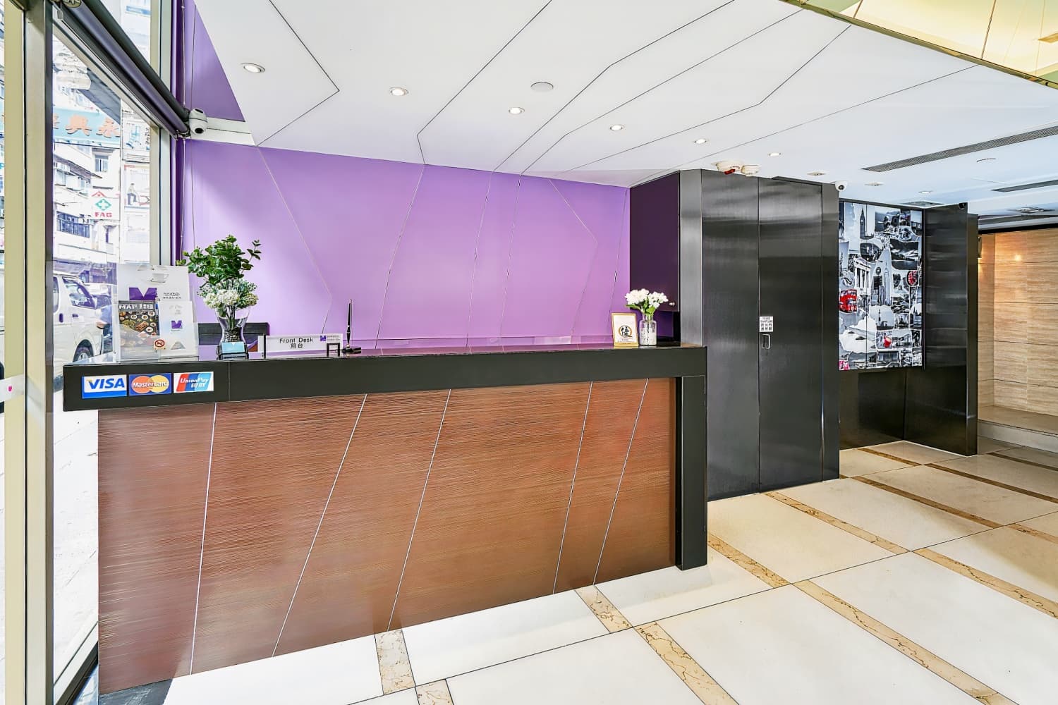 Minimal Hotel Bazaar