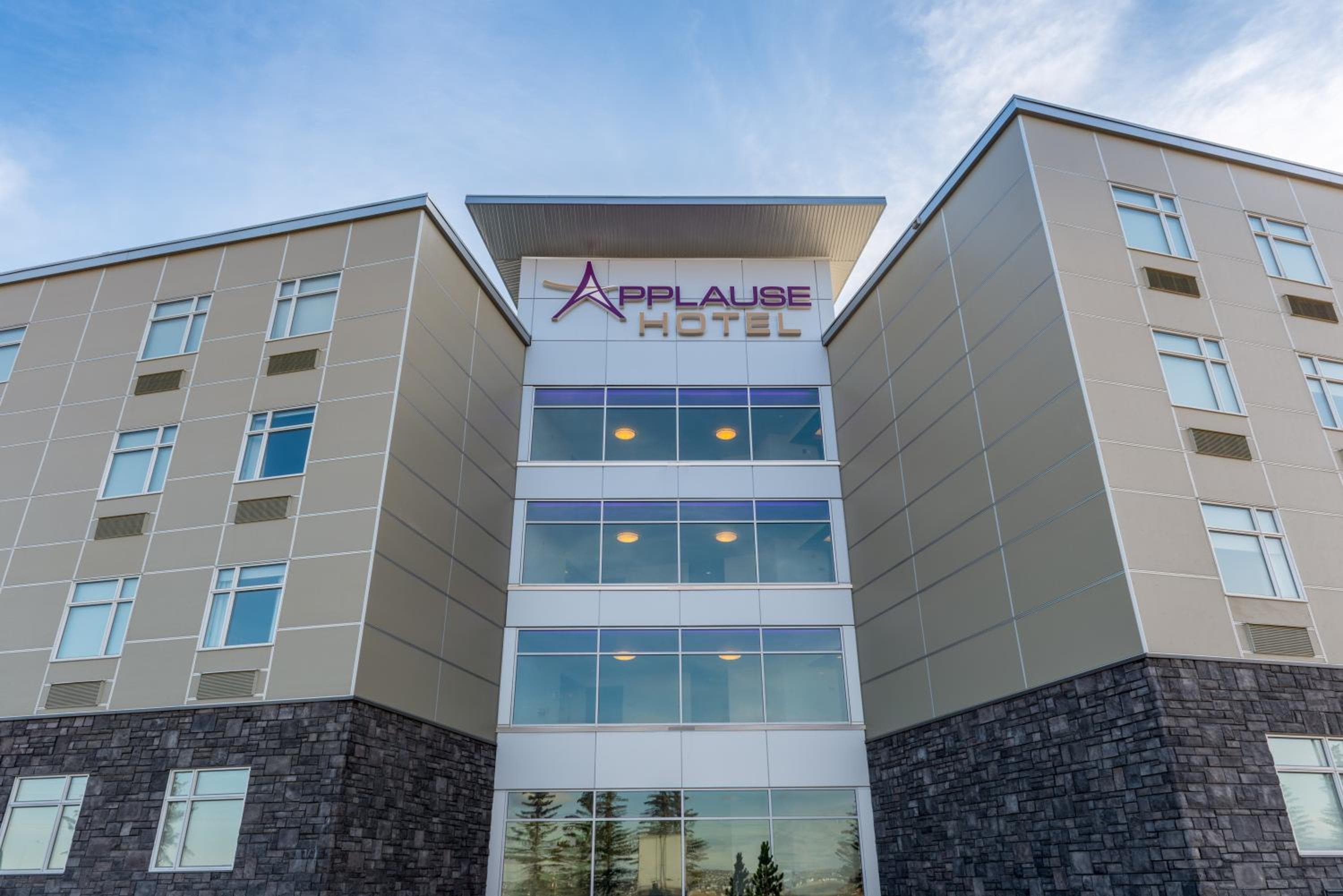 Applause Hotel Calgary Airport by CLIQUE