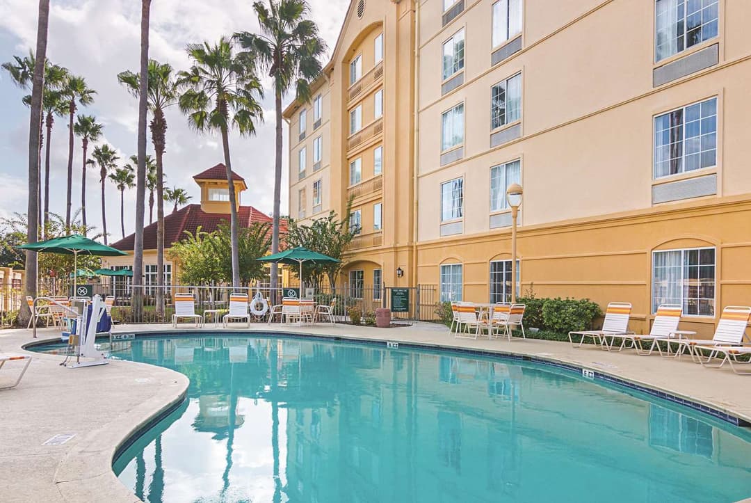 La Quinta Inn & Suites by Wyndham Orlando Airport at Gateway Village