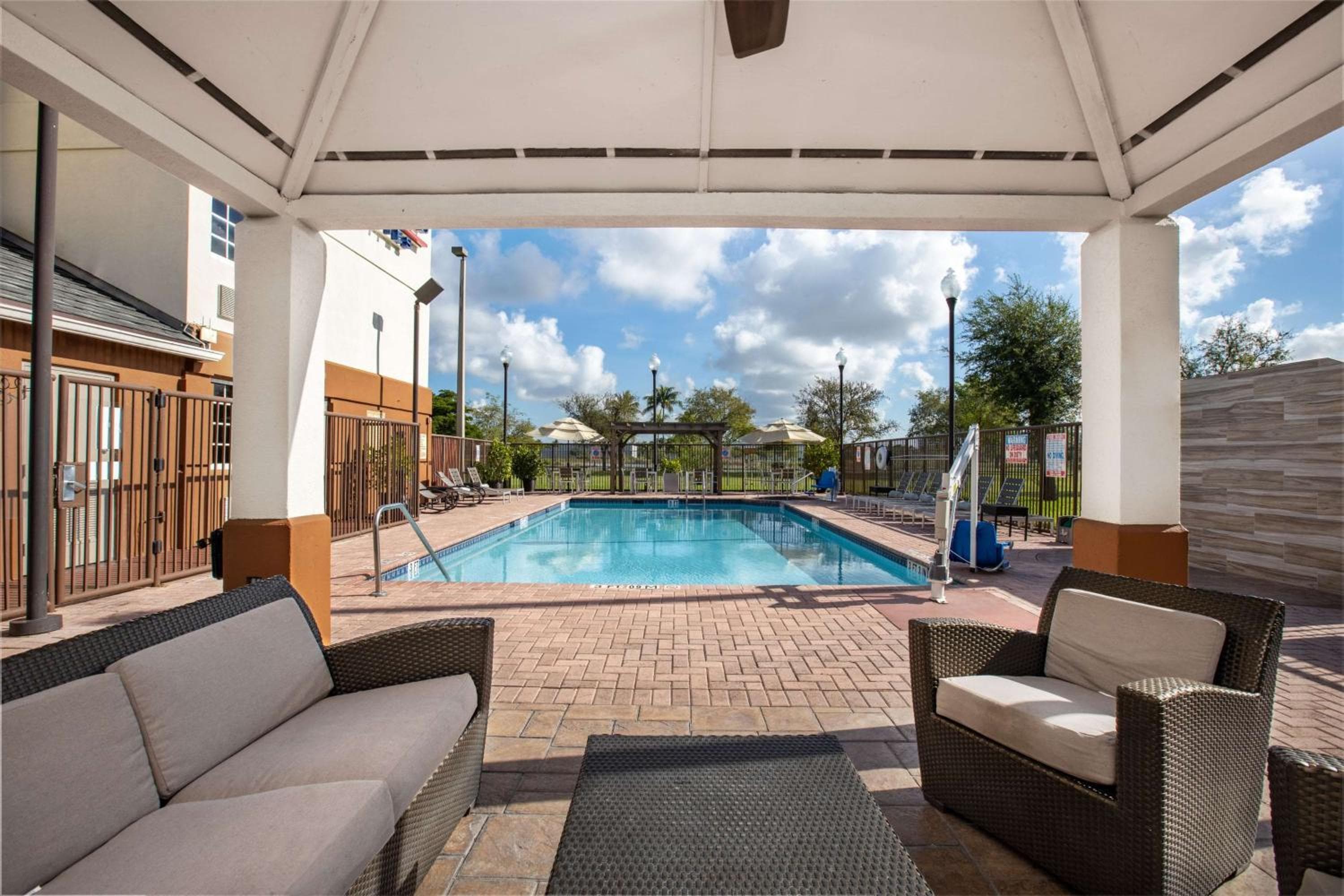Sonesta Simply Suites Miami Airport Doral