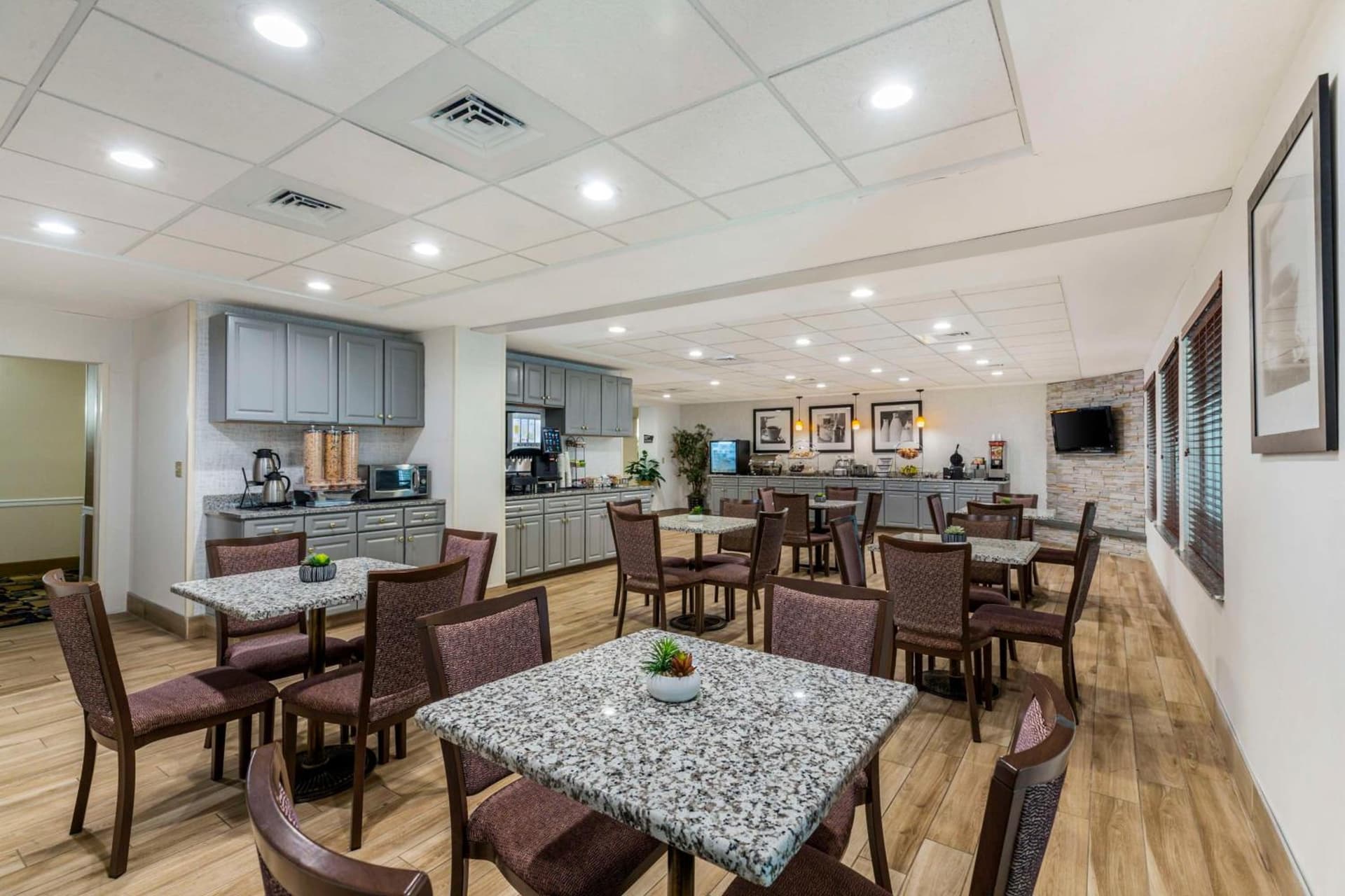 Best Western PLUS NEW ENGLAND INN & SUITES
