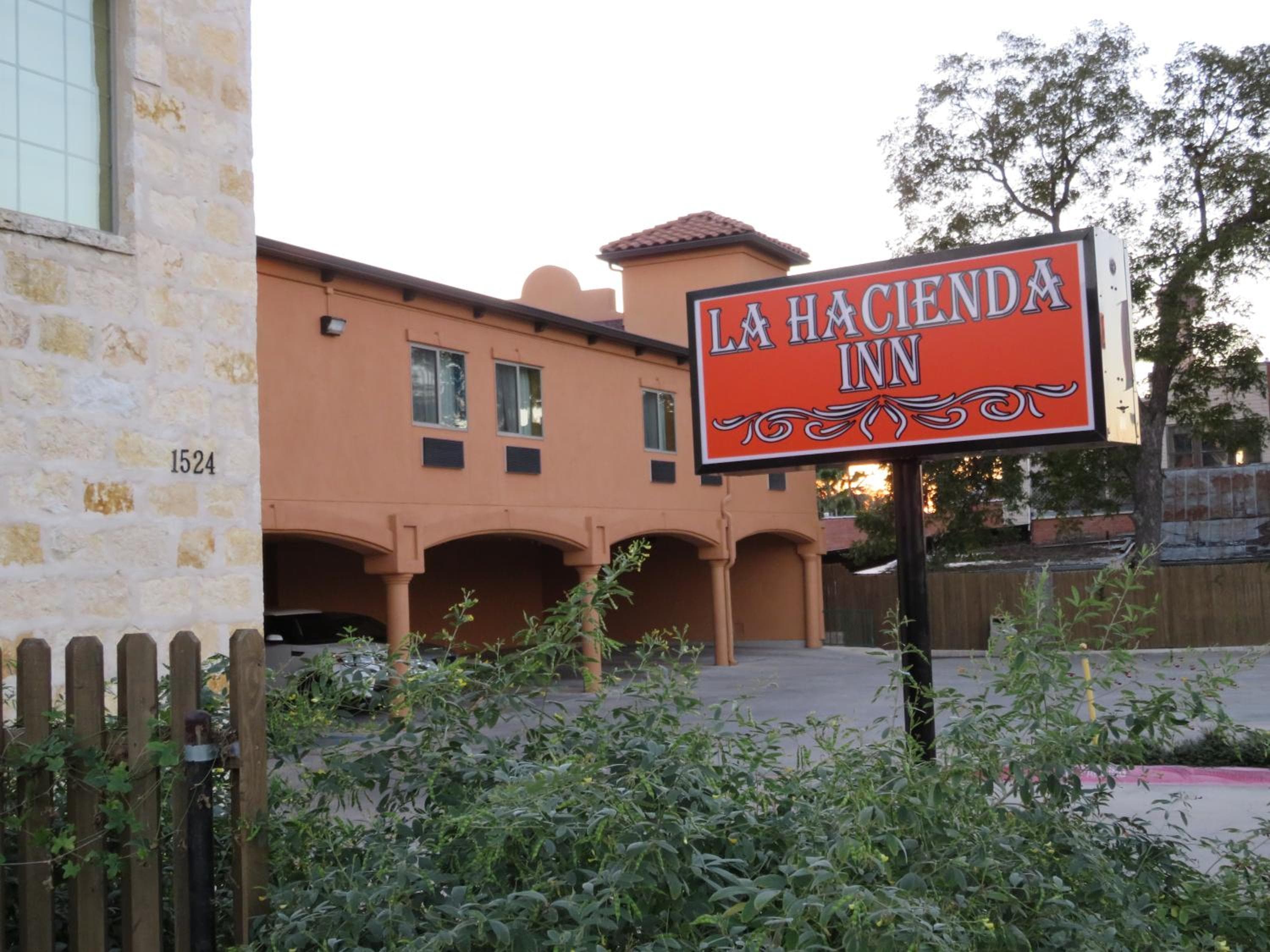 La Hacienda Inn near Alamodome & Riverwalk
