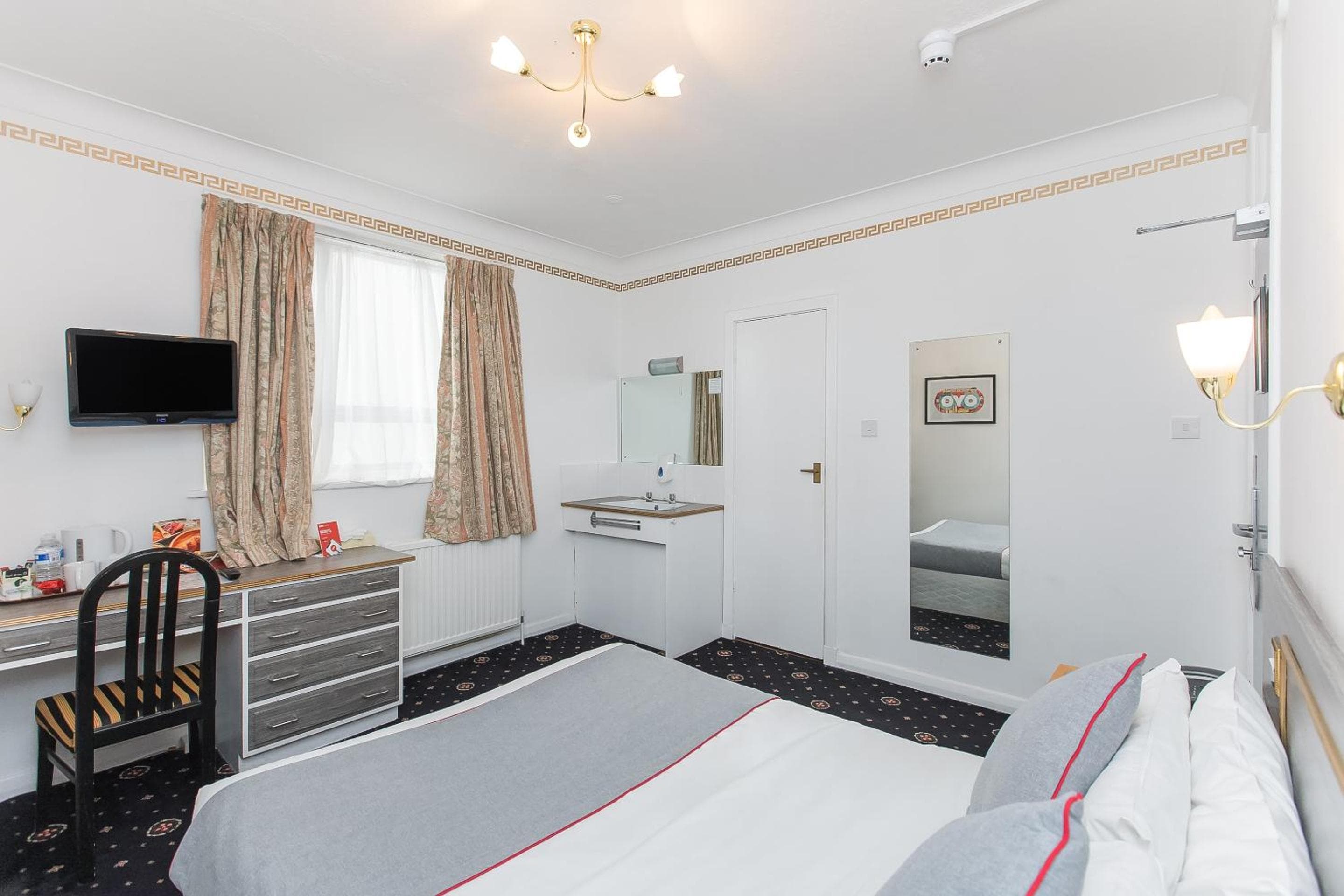 OYO Stade Court Hotel