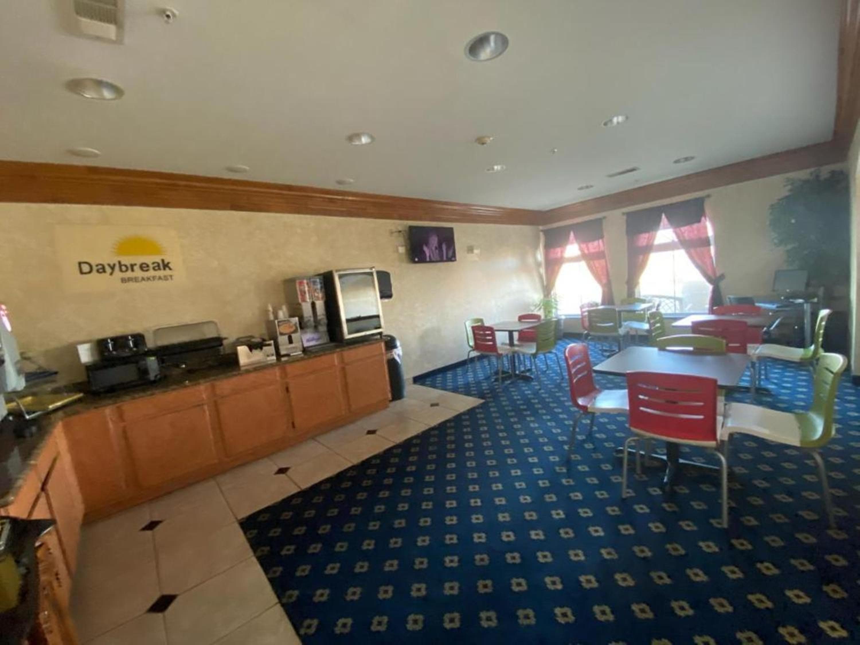 Days Inn & Suites by Wyndham Cleburne TX