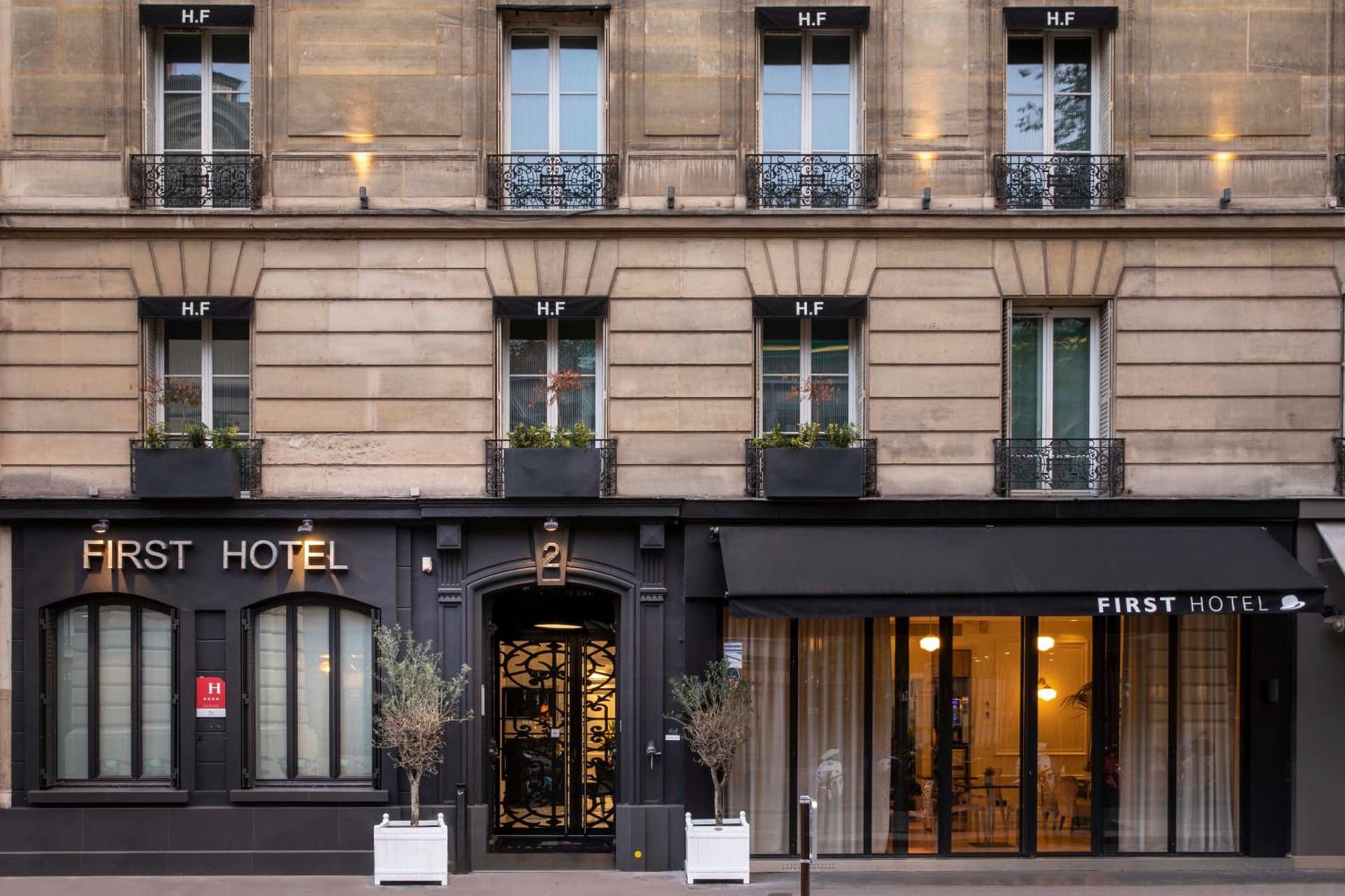 First Hôtel Paris Tour Eiffel