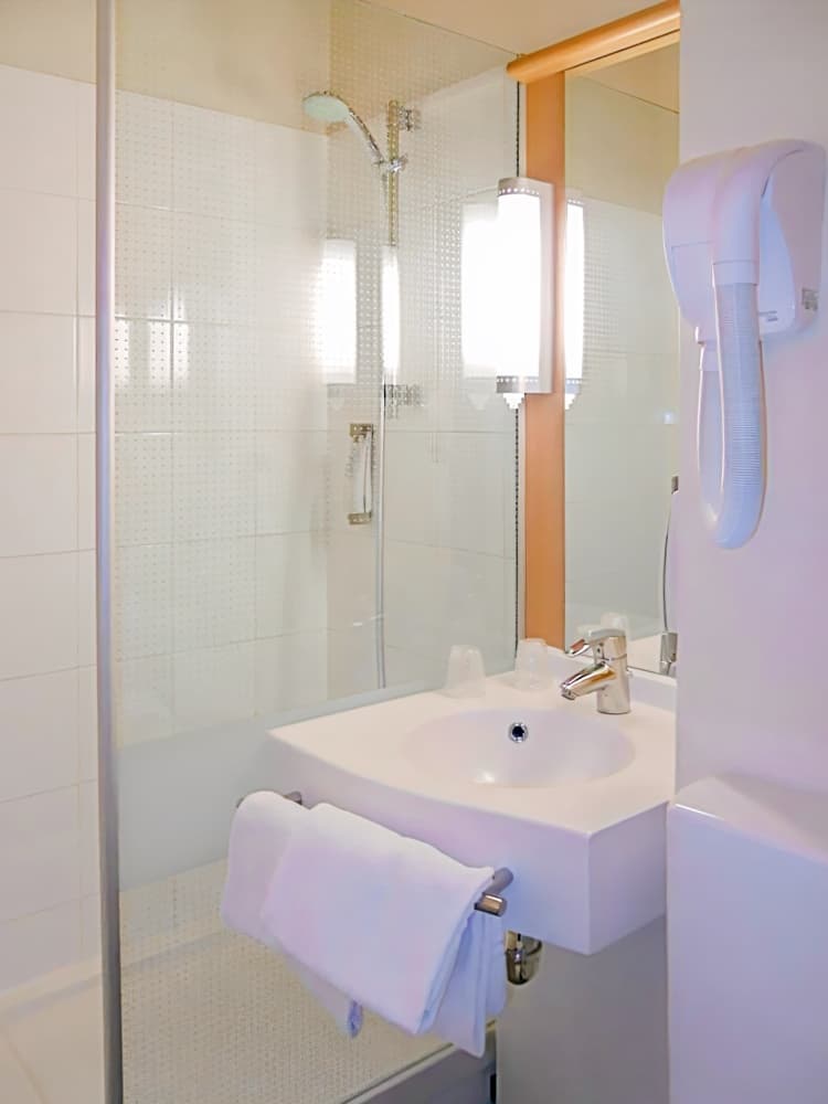 ibis Paris Pont de Suresnes